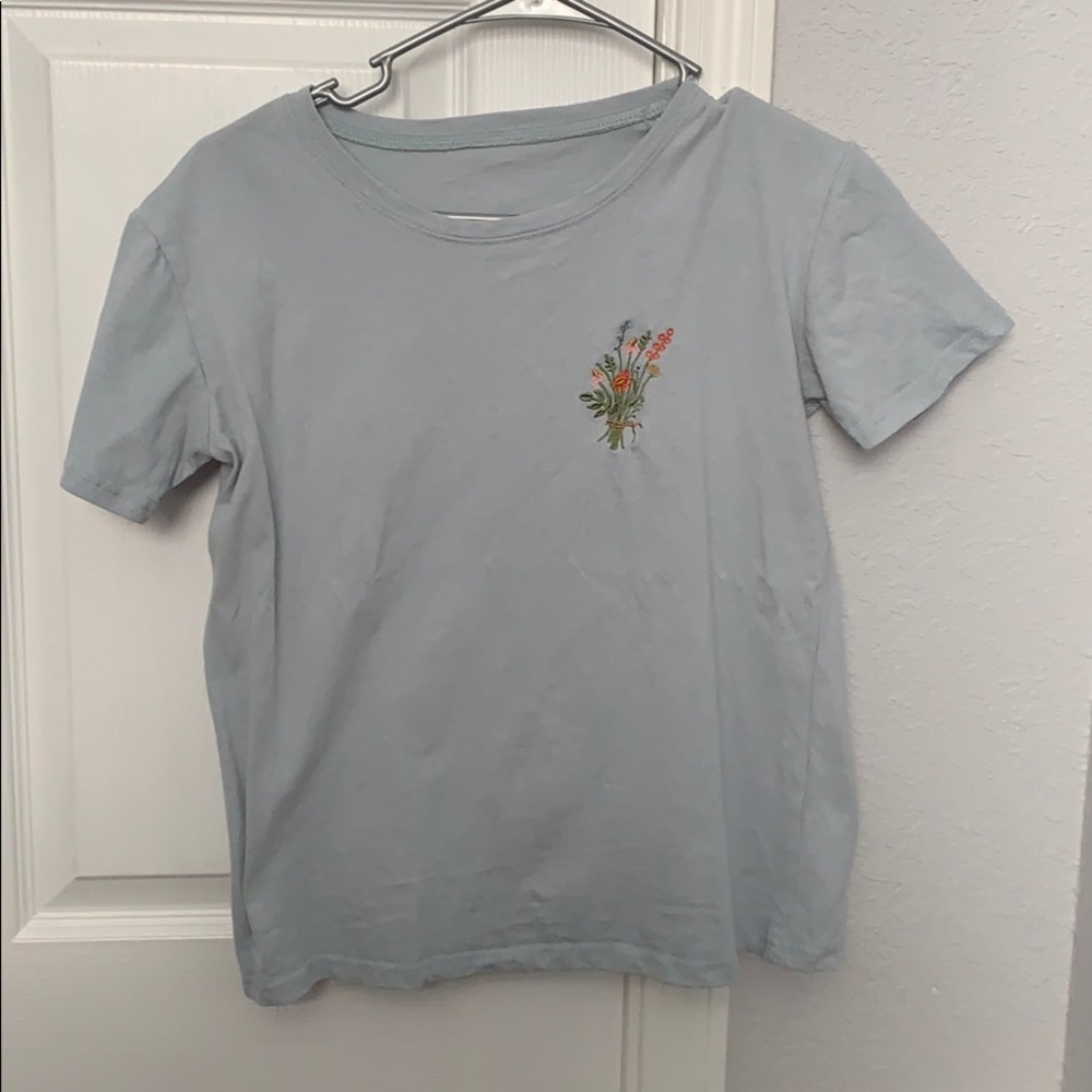 Flower embroidered tee! Grey/blue in color